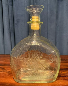 GARRAFA DE WHISKY ANTIGA EM VIDRO LAPIDADO, DOS ANOS 70 - CÓD 846