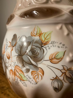 GOMIL ANTIGO COM BACIA EM PORCELANA ANTIGA, DELICADA PINTURA EM POLICROMIA MARROM E DETALHES EM FLORES - CÓD. 308