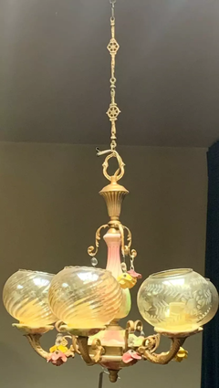 LUSTRE METAL DOURADO COM DETALHE ROSA E AZUL, CÚPULA COM MOTIVO FLORES - CÓD. 341