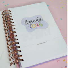 Agenda Uau Datada 2024 - 2 DPP (2 dias por página) - Capa Rosa ou Azul com Alfabeto - sem horário - Fazendo Arte e Mimos - Papelaria personalizada / Encadernação artesanal/ Velas e home spray