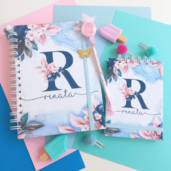 Kit Caderno Pautado A5 + Bloco A6 (folhas brancas) - Capa Alfabeto - Azul com flores rosa