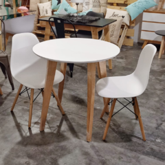 Combo: Mesa laqueada blanca + 2 sillas EAMES