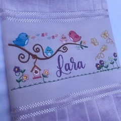 Toalha Lavabo Bordada Personalizada Infantil 30 x 45 cm – Jardim Encantado com Passarinhos