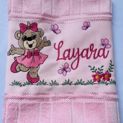 Toalha Lavabo Bordada Personalizada Infantil 30 x 45 cm – Ursinha com Laço Jardim Encantado - comprar online