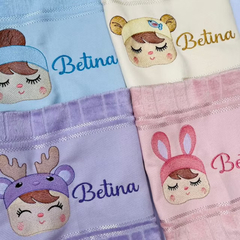 ￼Kit Toalha Bordada Personalizada para Bebê Boneca Bonequinha Metoo