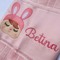 ￼Kit Toalha Bordada Personalizada para Bebê Boneca Bonequinha Metoo