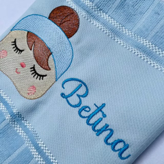 ￼Kit Toalha Bordada Personalizada para Bebê Boneca Bonequinha Metoo - loja online