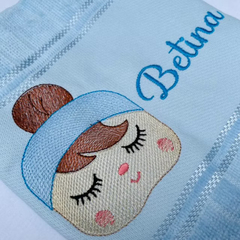 ￼Kit Toalha Bordada Personalizada para Bebê Boneca Bonequinha Metoo - Que Ponto