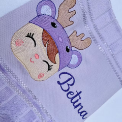 ￼Kit Toalha Bordada Personalizada para Bebê Boneca Bonequinha Metoo - comprar online