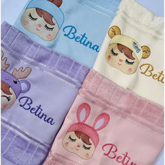 ￼Kit Toalha Bordada Personalizada para Bebê Boneca Bonequinha Metoo - comprar online