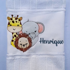 Toalha Lavabo Bordada Personalizada Infantil 30 x 45 cm – Safari: Girafa, Leão e Elefante - comprar online