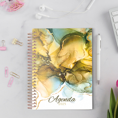 Agenda com capa em estilo mármore nas cores amarelo, verde e azul, da Coleção Dandelion 25, com o texto personalizável.