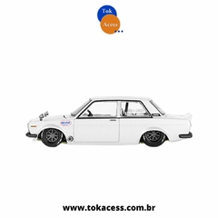 Miniatura 1:64 - Kaido House Mini GT - Datsun 510 Street Nismo V2 branca #122 - Tok Acess