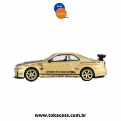 Miniatura 1:64 MINI GT - Nissan Skyline GT-R (R34) Top Secret Gold - #676 - Tok Acess