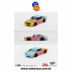 Miniatura 1:64 MINI GT - Nissan Skyline Kenmeri Liberty Walk LBWK Kuma (698) - Tok Acess