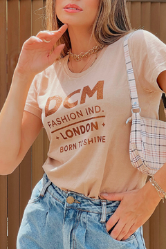 T-Shirt DCM Marrom Light na internet