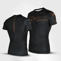 RASHGUARD MANGA CURTA VENUM NO GI 4.O- BROWN-GG na internet