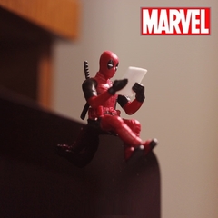 Deadpool em PVC lendo, deitado ou apenas o busto