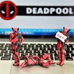 Deadpool em PVC lendo, deitado ou apenas o busto