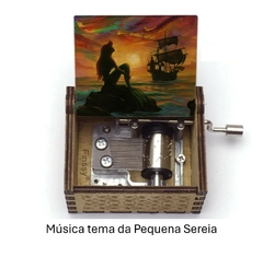 Caixa de música com música tema do personagem