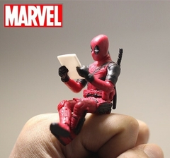 Deadpool em PVC lendo, deitado ou apenas o busto