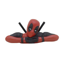 Deadpool em PVC lendo, deitado ou apenas o busto