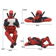 Deadpool em PVC lendo, deitado ou apenas o busto