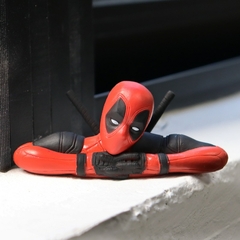 Deadpool em PVC lendo, deitado ou apenas o busto