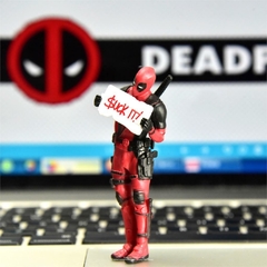 Deadpool em PVC lendo, deitado ou apenas o busto