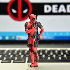 Deadpool em PVC lendo, deitado ou apenas o busto