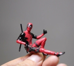 Deadpool em PVC lendo, deitado ou apenas o busto