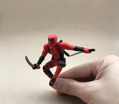 Deadpool em PVC lendo, deitado ou apenas o busto