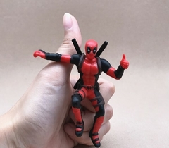 Deadpool em PVC lendo, deitado ou apenas o busto