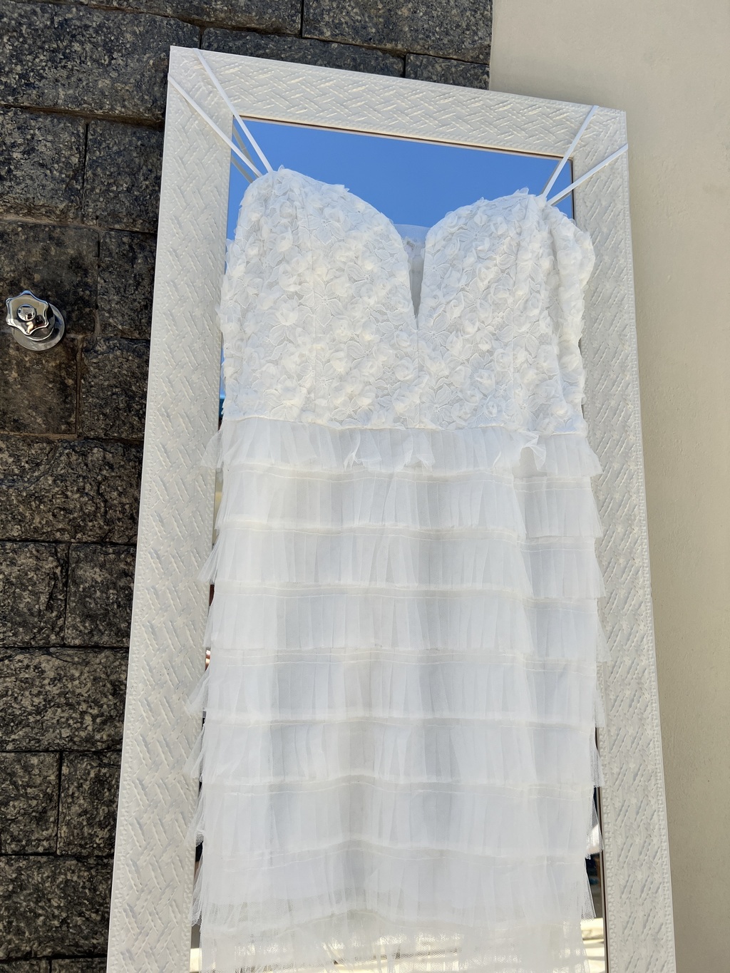 vestido de alça regulável branco parte de baixo da saia em tule busto com  detalhes em