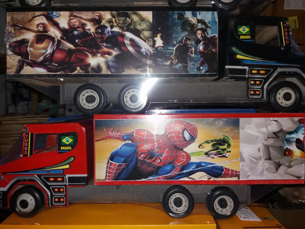 Caminhão de brinquedo em madeira  Caminhão de madeira, Caminhões de  brinquedo de madeira, Carros de brinquedo de madeira