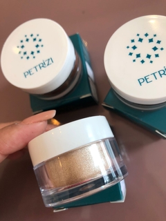 Pó iluminador PETRIZI - MariaBonita Makeup