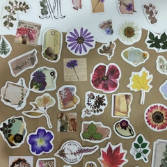 CAJA DE STICKERS VARIADOS Y HOJAS DECORATIVAS 60 PZS - tienda en línea