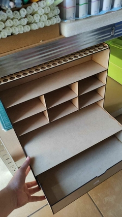 ORGANIZADOR DE MADERA 20 X 5 COMPARTIMENTOS PARA PLUMONES, 6 SLOTS, 1 COMPARTIMENTO Y UN CAJÓN ORGANIZADORES