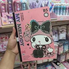 LIBRETA LICENCIA SANRIO B5 RAYAS HOLOGRÁFICAS - Maco Creativos