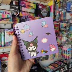 MINI LIBRETAS KUROMI ARILLOS PASTA SEMI DURA DECORADAS BRILLOS MUNDO SANRIO 52 PÁGINAS 12x12cm