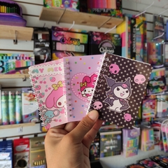 MINI LIBRETAS DE BOLSILLO RAYAS ARRILLOS PLUMA INCLUÍDA MUNDO SANRIO 10x8cm