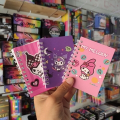 MINI LIBRETAS DE BOLSILLO RAYAS ARRILLOS PLUMA INCLUÍDA MUNDO SANRIO 10x8cm - comprar en línea