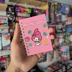 MINI LIBRETAS DE BOLSILLO RAYAS ARRILLOS PLUMA INCLUÍDA MUNDO SANRIO 10x8cm