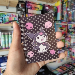 MINI LIBRETAS DE BOLSILLO RAYAS ARRILLOS PLUMA INCLUÍDA MUNDO SANRIO 10x8cm - Maco Creativos