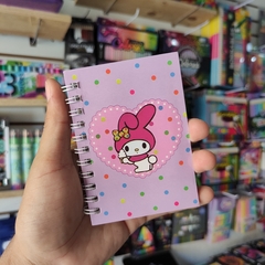 MINI LIBRETAS DE BOLSILLO RAYAS ARRILLOS PLUMA INCLUÍDA MUNDO SANRIO 10x8cm - tienda en línea