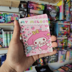 Imagen de MINI LIBRETAS DE BOLSILLO RAYAS ARRILLOS PLUMA INCLUÍDA MUNDO SANRIO 10x8cm