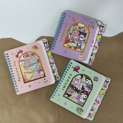 LIBRETA CUADRADA RAYAS ARILLOS SEPARADORES INCLUIDOS 3D PASTA SEMI DURA 15 x 15 cm 70 PAGS MUNDO SANRIO