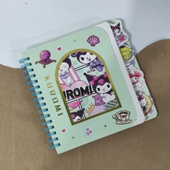 LIBRETA CUADRADA RAYAS ARILLOS SEPARADORES INCLUIDOS 3D PASTA SEMI DURA 15 x 15 cm 70 PAGS MUNDO SANRIO - comprar en línea