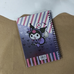 LIBRETAS KUROMI ARILLOS 14.5 x 21 cm RAYAS PASTA SEMI DURA DISEÑOS METÁLICOS MUNDO SANRIO - Maco Creativos