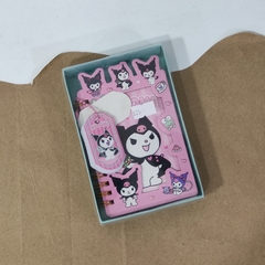 MINI LIBRETAS KUROMI 84 x 119 mm 3D ARILLOS HOJAS DE RAYAS MUNDO SANRIO - Maco Creativos